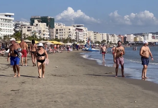 DURRËSI I PREFERUAR EDHE NË SHTATOR/ Trusitët mbushin plazhet