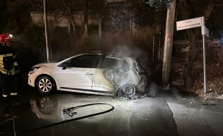 VIDEOLAJM/ Panik në Ksamil, digjet një makinë me targa rumune në mes të qytetit