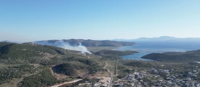 ZJARR NË QAFËN E BUTRINTIT/ Flakët e favorizuara nga era rrezikojnë Parkun Kombëtar, forcat zjarrfikëse në terren