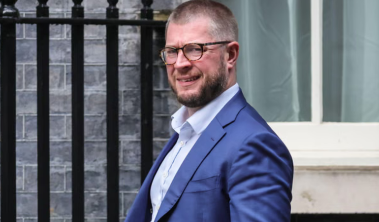 TRONDITET QEVERIA BRITANIKE/ Drejtori i kryeministrit jep dorëheqjen pasi iu kapën mesazhe seksuale për deputeten