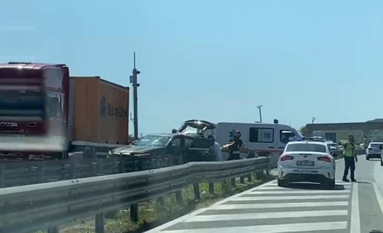AKSIDENT TRAGJIK NË AUTOSTRADËN FIER-LUSHNJË/ Ndërron jetë një person