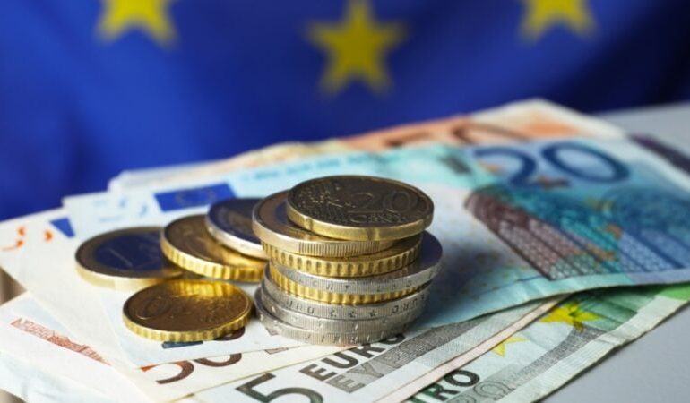 RËNIA E NDJESHME E EUROS/ Shkon 96 lekë, ekspertët: Oferta monetare në treg e lartë, turizmi ndikues kryesor