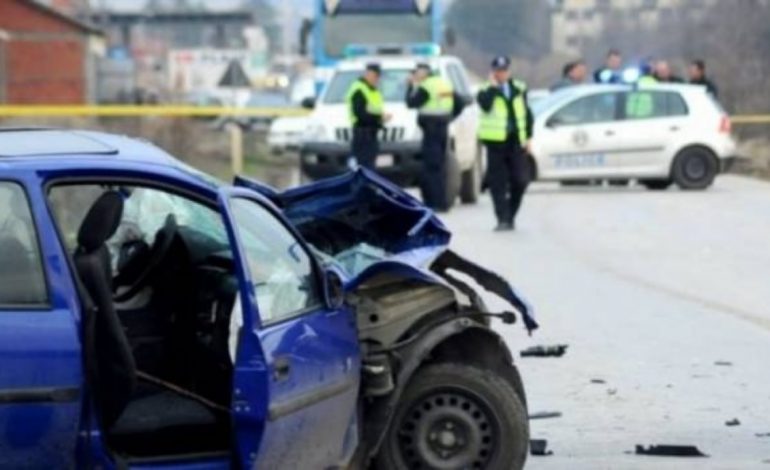 E RËNDË/ Aksident i 5-fishtë në autostradën Shqipëri- Kosovë, makinat përplasen me kamionin