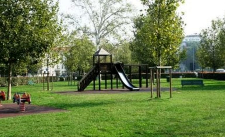 PO LUANTE NË PARK/ 14-vjeçari qëllohet me thikë nga adoleshenti