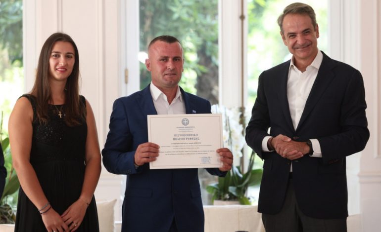 SHPËTOI DY FËMIJËT QË PO MBYTESHIN/ Shqiptari merr nënshtetësinë greke! Mitsotakis: Meriton edhe më shumë