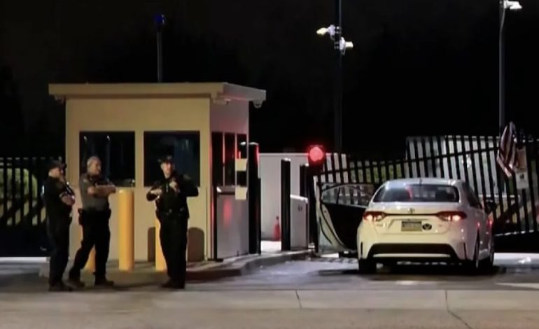 SHBA/ Makina përplaset me portën e zyrës së FBI në Pittsburgh, shpallet në kërkim drejtuesi i mjetit