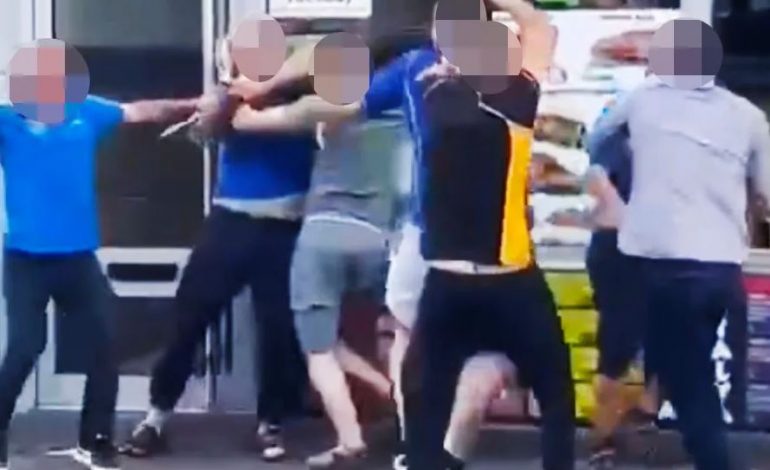 PAMJET/ Përleshje masive mes dy familjeve turke jashtë një restoranti në Britani, grupet përdorën shpata