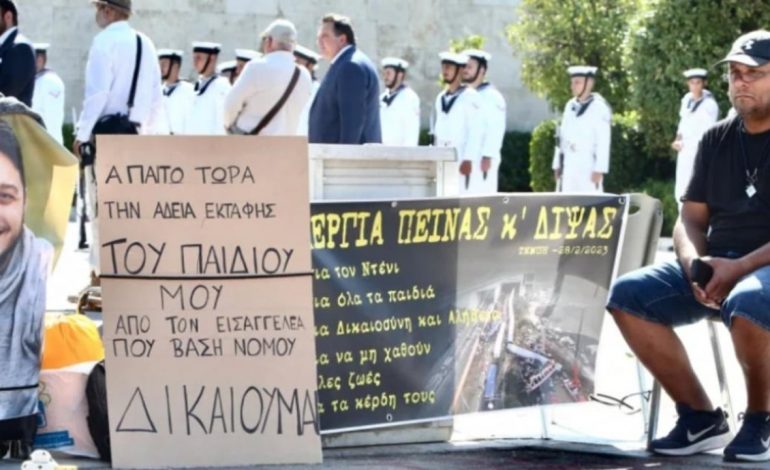 “DUA DREJTËSI…”/ 22-vjeçari shqiptar humbi jetën në tragjedinë hekurudhore të Tempit, babai i pikëlluar nis grevën në Athinë