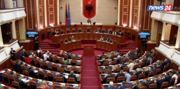 KUNDËRSHTOI FJALIMIN E “DIELLËS”/ Peleshi “dënon” Kevis Balliun, i heq të drejtën e fjalës gjatë gjithë seancës