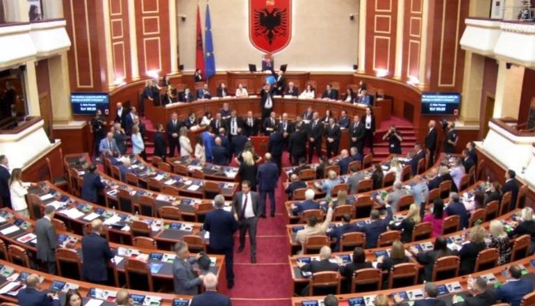 KAOS NË KUVEND/ Deputetët e opozitës bllokojnë foltoren, hedhin shishe ujë drejt Ramës
