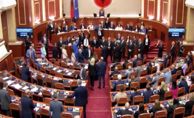 TENSIONET NË KUVEND/ PD letër Trupit Diplomatik në Tiranë: Seanca plenare u kthye në një shkelje të rëndë kushtetuese dhe demokratike