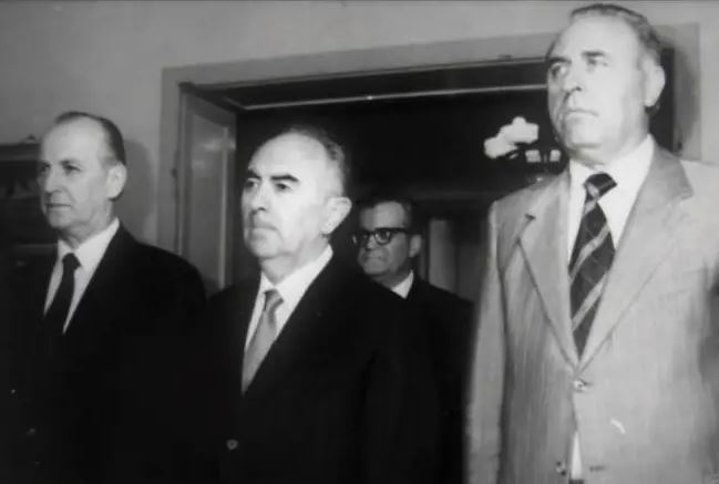 DOSSIER/ “Im atë ishte në Komitetin Qendror, por pas përplasjeve me Hysni Kapon…” Dëshmia e rrallë e mbesës së Adil Çarçanit, që shpërndante veprat e Enverit në botë