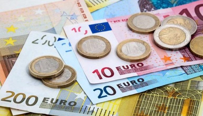 KËMBIMI VALUTOR/ Me sa blihen e shiten dollari dhe euro, çfarë ndodh me monedhat e tjera