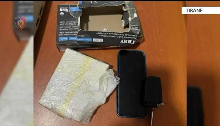 TRANSPORTONTE KOKAINË ME MAKINË/ Arrestohet 22-vjeçari në autostradën Tiranë-Durrës! Droga do të shitej… (EMRI)