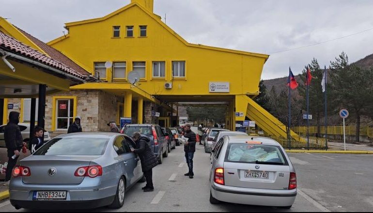 E PËSOJNË KEQ/ Në mjetet që drejtonin u gjetën mallra kontrabandë, arrestohen dy shoferët në Kapshticë