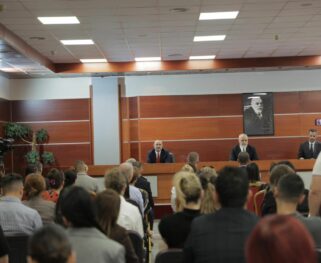 MANJA I LË STAFETËN LLAMANIT/ Rama batuta me ish-ministrin: Fjala e fundit si zot shtëpie, me pak emocion të lutem