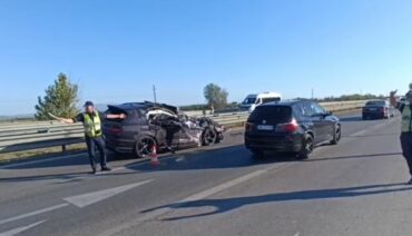 AKSIDENT NË AUTOSTRADËN LUSHNJE-FIER/ Makina përplaset me kamionin që kërkoi ta parakalojë, plagoset rëndë drejtuesi