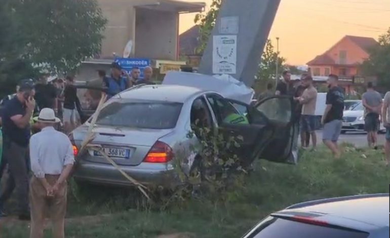 BABË E BIR HUMBËN JETË NË AKSIDENT TRAGJIK/ Pamje nga përplasja fatale në aksin Shkodër-Hani i Hotit