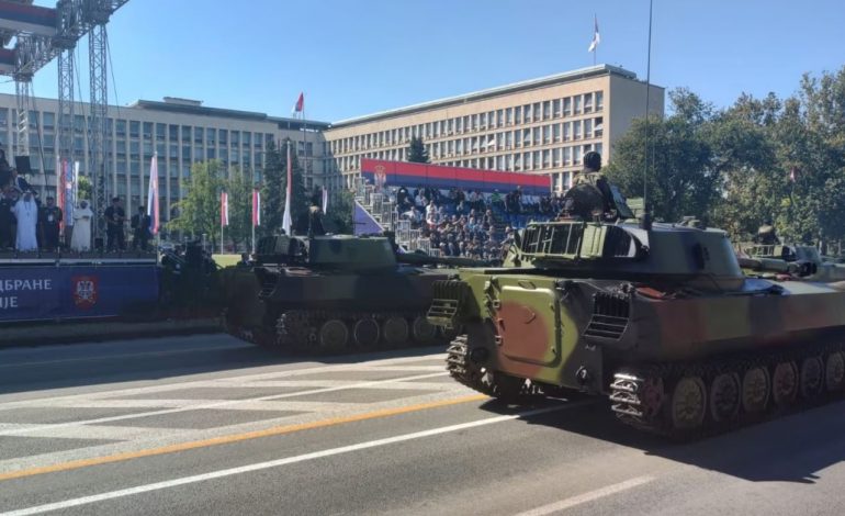 ME TANKE NË RRUGË/ Serbia mban paradë ushtarake, në kohën e protestave antiqeveritare
