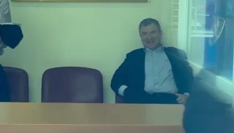 PAS PËRMIRËSIMIT TË GJENDJES SHËNDETËSORE/ Vangjush Dako del nga spitali dhe shoqërohet drejt burgut! Duhet të kryejë edhe 6 ditë dënim