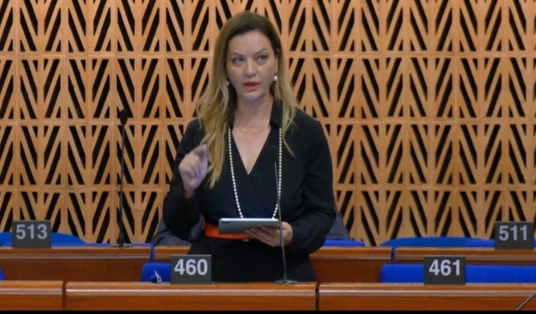 RIKTHEHET Nesti Angoni: Padit deputeten e PD Albana Vokshi