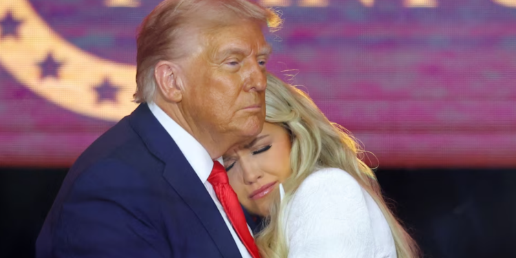 CEREMONIA PËR CHARLIE KIRK/ E shoqja fal autorin e vrasjes. Trump: Heroi amerikan jetoi me trimëri