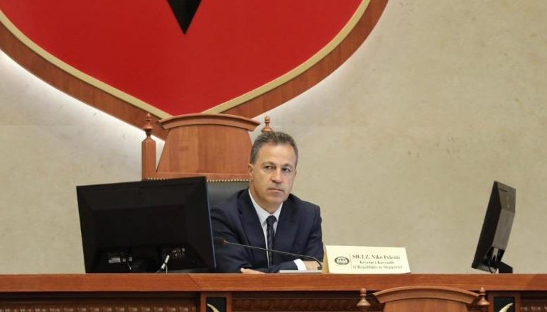 KOMISIONET PARLAMENTARE ENDE PEZULL/ Peleshi zhvillon takim informal me kryetarët e grupeve
