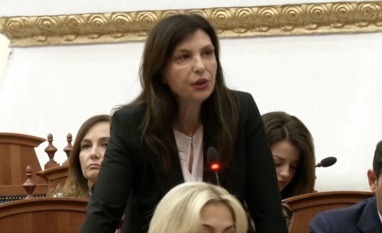 “DIELLA SI MEME”/ Jozefina Topalli- Peleshit: Pyesni Ruçin a i ka dhënë fjalën një lodre teknologjike