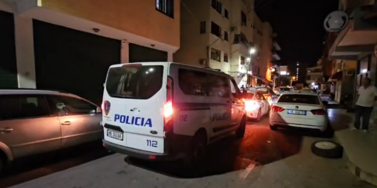 E RËNDË NË DURRËS/ Vritet me thikë 51-vjeçari, gjendet i pajetë brenda banesës së tij (EMRI)