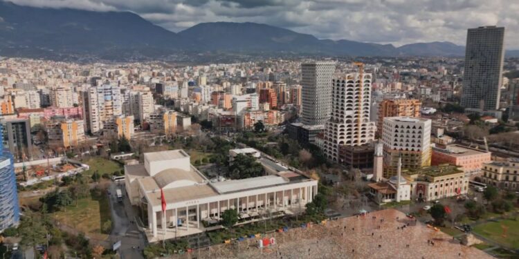TIRANA MBUSHET ME TË HUAJ EDHE PAS SEZONIT VEROR/ Shumë vizitorë nga Franca, Gjermania dhe SHBA