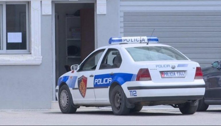 E PËSON KEQ/ Kokainë, municione dhe armë të ftohta në banesë, arrestohet 48-vjeçari në Tiranë