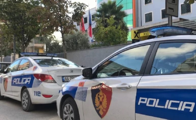 “DONTE 800 EURO…”/ Kërcënoi adoleshentin, shpallet në kërkim 32-vjeçari në Pogradec, nën akuzë miku i tij