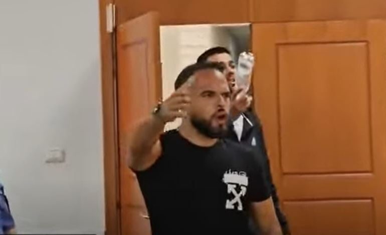 “MASHTRUESA JENI…”/ I riu përplas derën dhe futet me forcë në mbledhjen e Këshillit Bashkiak të Vlorës (VIDEO)