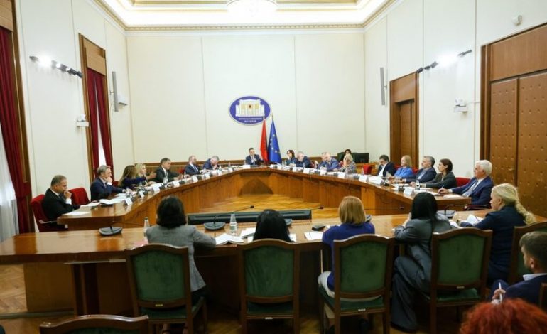 RRËZOHET KËRKESA E OPOZITËS/ Debate mes Ballës dhe Blushit: Nuk jemi mumje në Kuvend ne