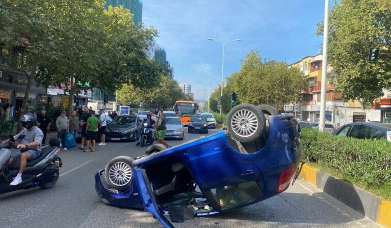 AKSIDENT I FRIKSHËM TE 21 DHJETORI/ Makina përmbyset në mes të rrugës