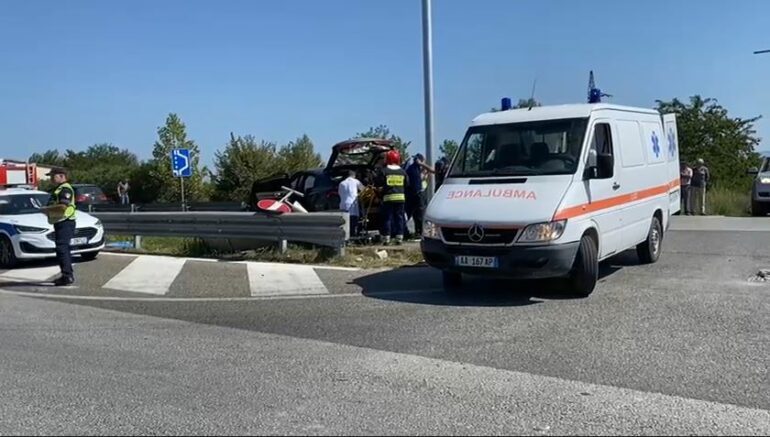 E RËNDË/ Makina përplas këmbësoren në Berat, 68-vjeçarja përfundon në spital