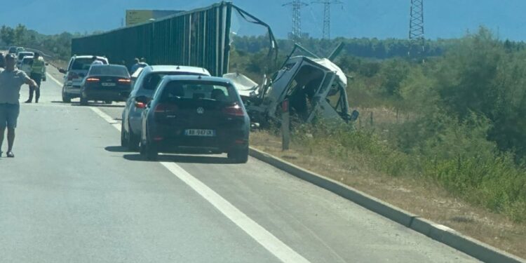 AKSIDENT TRAGJIK NË AUTOSTRADËN FIER-VLORË/ Ndërron jetë një person dhe një i plagosur rëndë