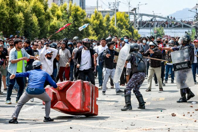 PAS PROTESTAVE MASIVE KUNDËR KORRUPSIONIT NË NEPAL/ Nisin sot bisedimet për qeverinë e përkohshme