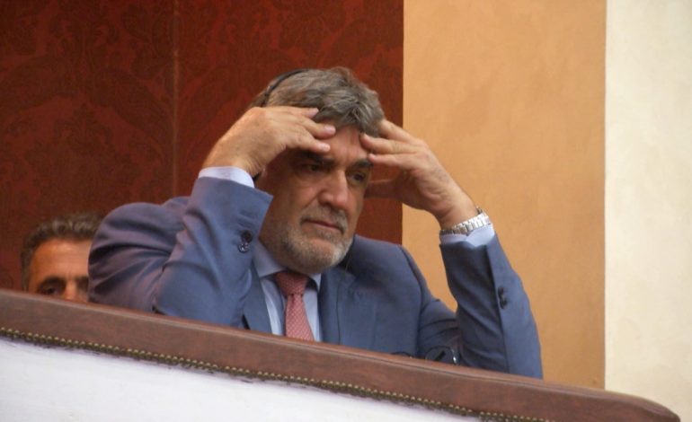 FOTOLAJM/ Kaosi mes opozitës dhe mazhorancës në Kuvend, ambasadori spanjoll zë kokën me duar