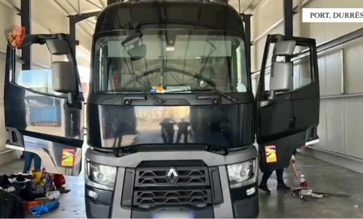 E PËSON KEQ/ Tentoi të fuste në Shqipëri 1 mijë fishekë dhe rreth 20 mijë euro, arrestohet 55-vjeçari në Portin e Durrësit
