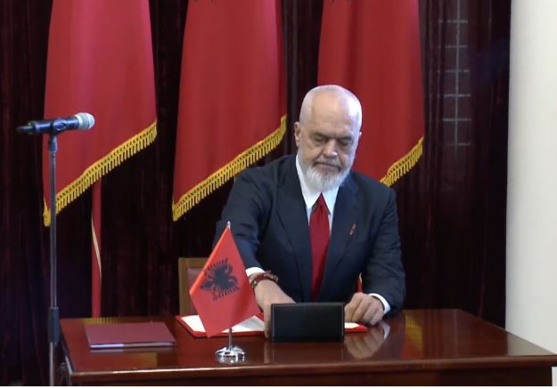 BETIMI I QEVERISË “RAMA 4″/ Kryeministri dhe ministrat e rinj në këmbë drejt Kryeministrisë. Sot mbledhja e parë