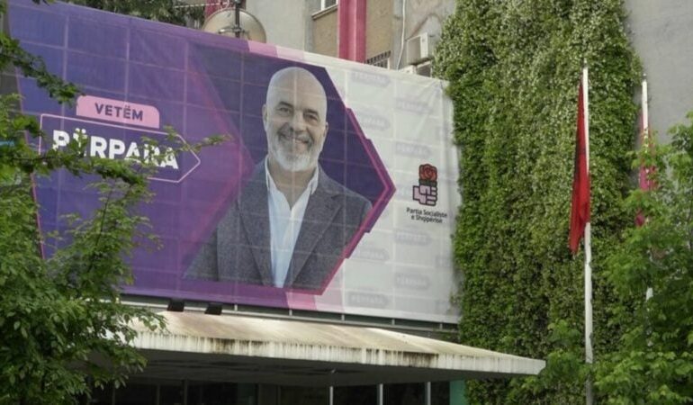 PS MBLEDH GRUPIN PARLAMENTAR/ I pranishëm edhe Edi Rama. Në fokus ndryshimet në rregulloren e Kuvendit