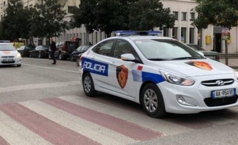 SHOKUESE NË PËRMET/ Polici 56-vjeçar lidhje intime me të miturën, shokët e saj e shantazhojnë me video