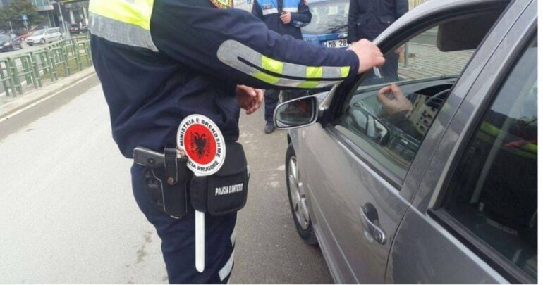 E PËSON KEQ/ Ngiste makinën pa patentë dhe në gjendje të dehur, policia arreston 30-vjeçarin