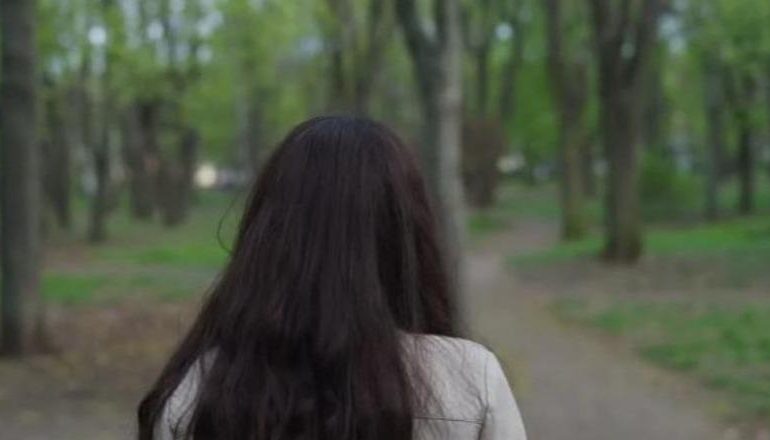 ALARMOHET FAMILJA NË MALIQ/ E mitura zhduket pa asnjë gjurmë nga banesa, nëna denoncon rastin