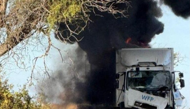 LUFTA/ Rusia sulmon 4 kamionë të misionit humanitar të OKB në Ukrainë, Kievi: Akt terrorizmi