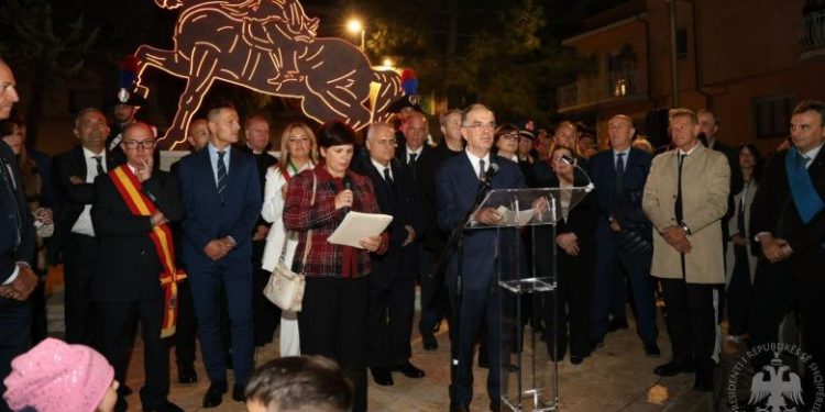 BEGAJ VIZITON KOMUNAT ARBËRESHE NË ITALI/ Pjesë e inaugurimit të statujës së Skënderbeut në Ururi