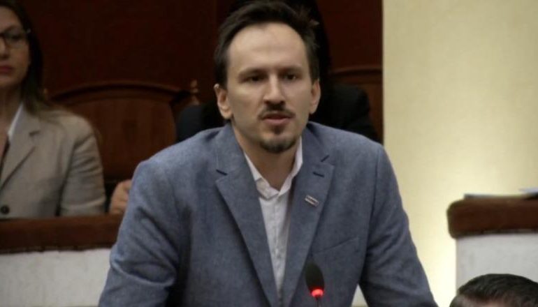 ZGJEDHORJA/ Muçi në Kuvend: Përjashtuat Lëvizjen Bashkë nga e drejta e votës, nuk jemi OJF