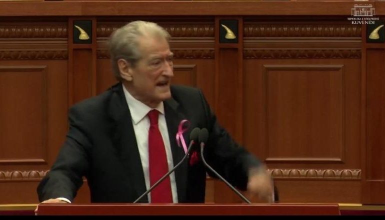SULMON DUMANIN PAS RAPORTIMIT NË KUVEND/ Berisha: Mashtrues ordiner, avokat privat i familjes Rama