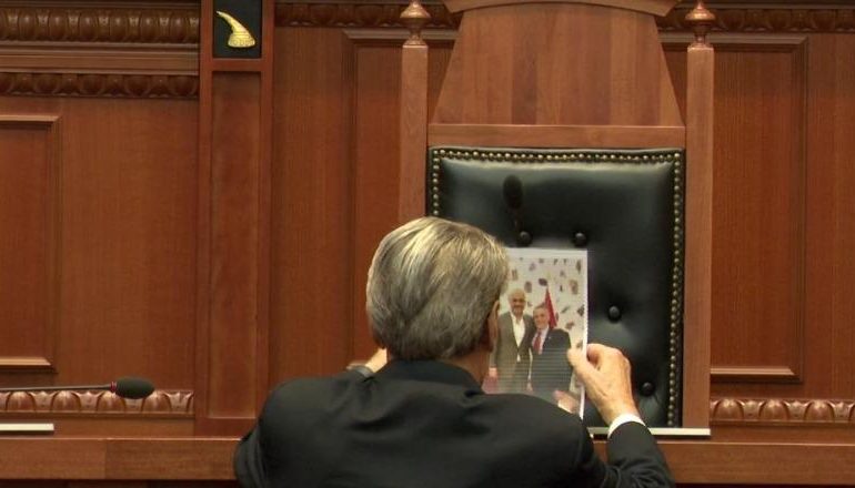 KUVEND/ Berisha tenton të vendosë foton e Ramës dhe McGonigal, Gogu e rrëzon me një të fryrë